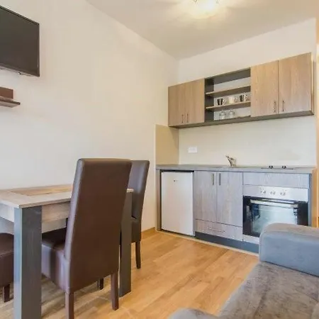 Apartament 502, Sarm